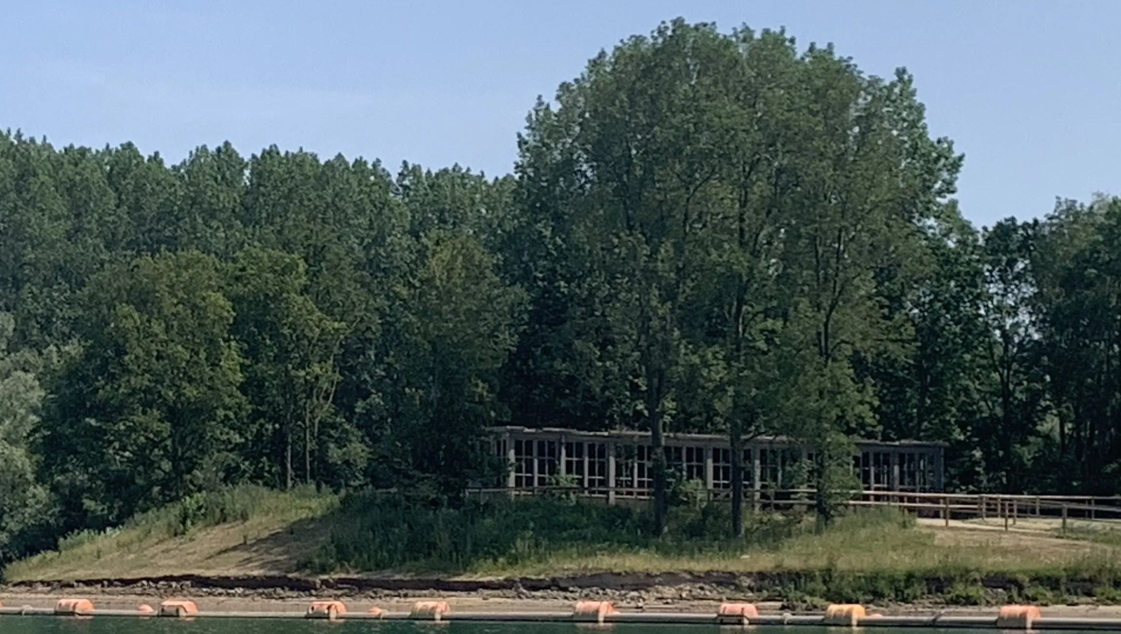 oude treinremise in de havikerwaard bij k3 afgravingswater ivn oost veluwezoom