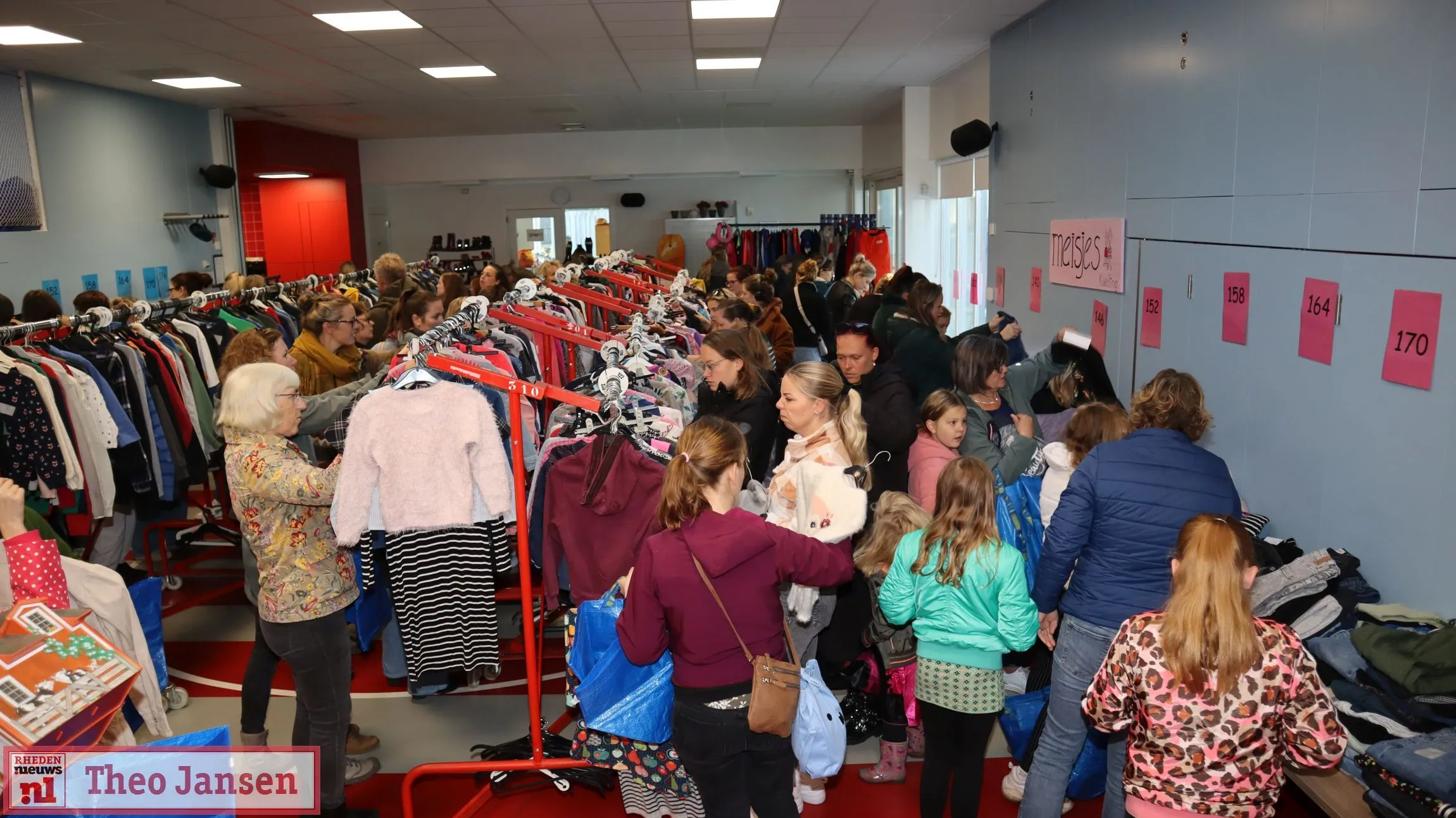 drukke tweedehands kinderkleding en speelgoedbeurs in ellecom 05 10 2024 1