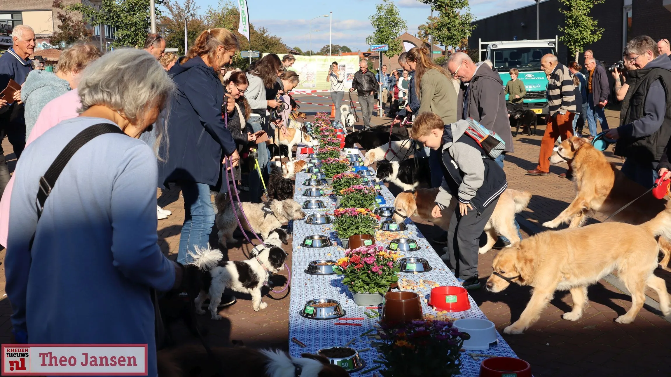 gezellig dierendagbuffet in dieren trekt weer veel baasjes en viervoeters 05 10 2024 1