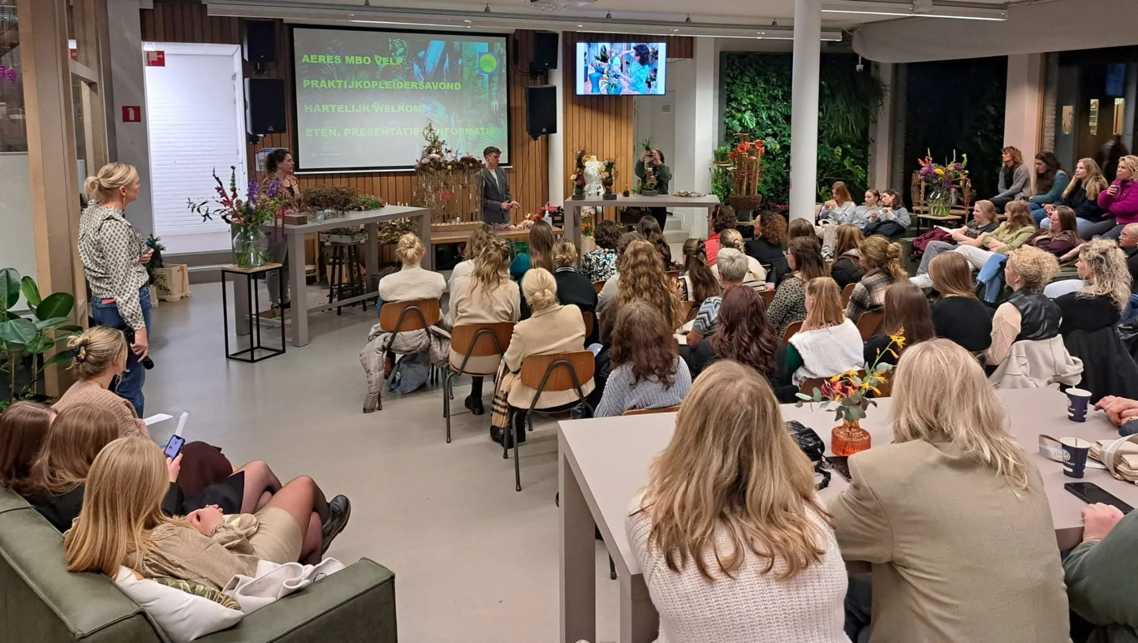 leerbedrijven en studenten bij de demonstratie van de bloemarrangeurs ellis rexwinkel