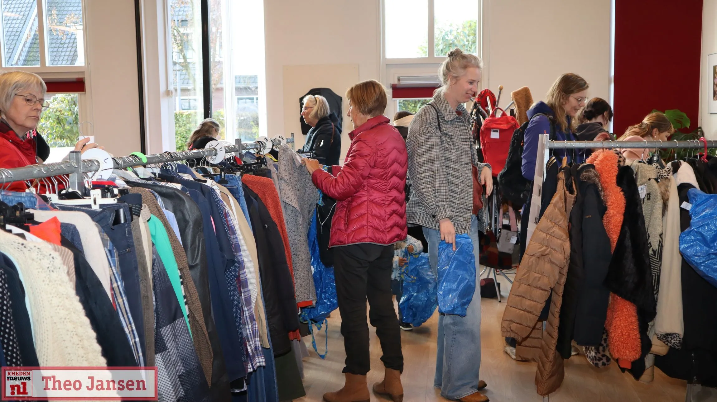 weer druk bezochte tweedehands kledingbeurs voor dames en herenkleding in dorpshuis rheden 02 11 2024 4