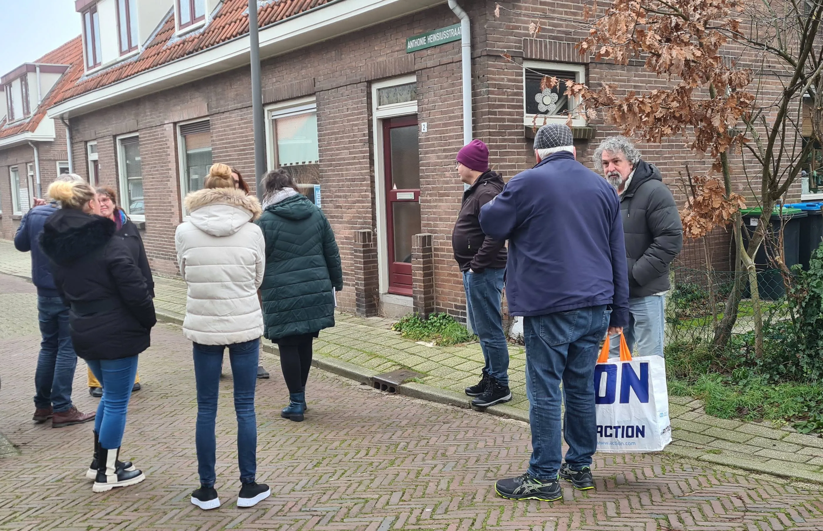 Raadsleden bezoeken ‘sloop’-woningen in Velp-Zuid: een wijk verdeeld