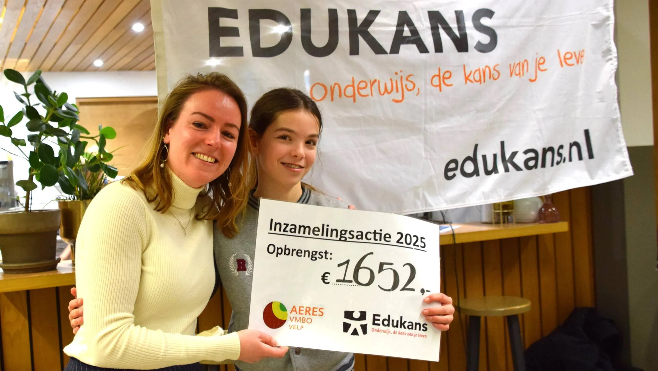 edukansmedewerker juliette van dorpel heeft de cheque in ontvangst genomen van nienke jacobi marjanne eikelboom