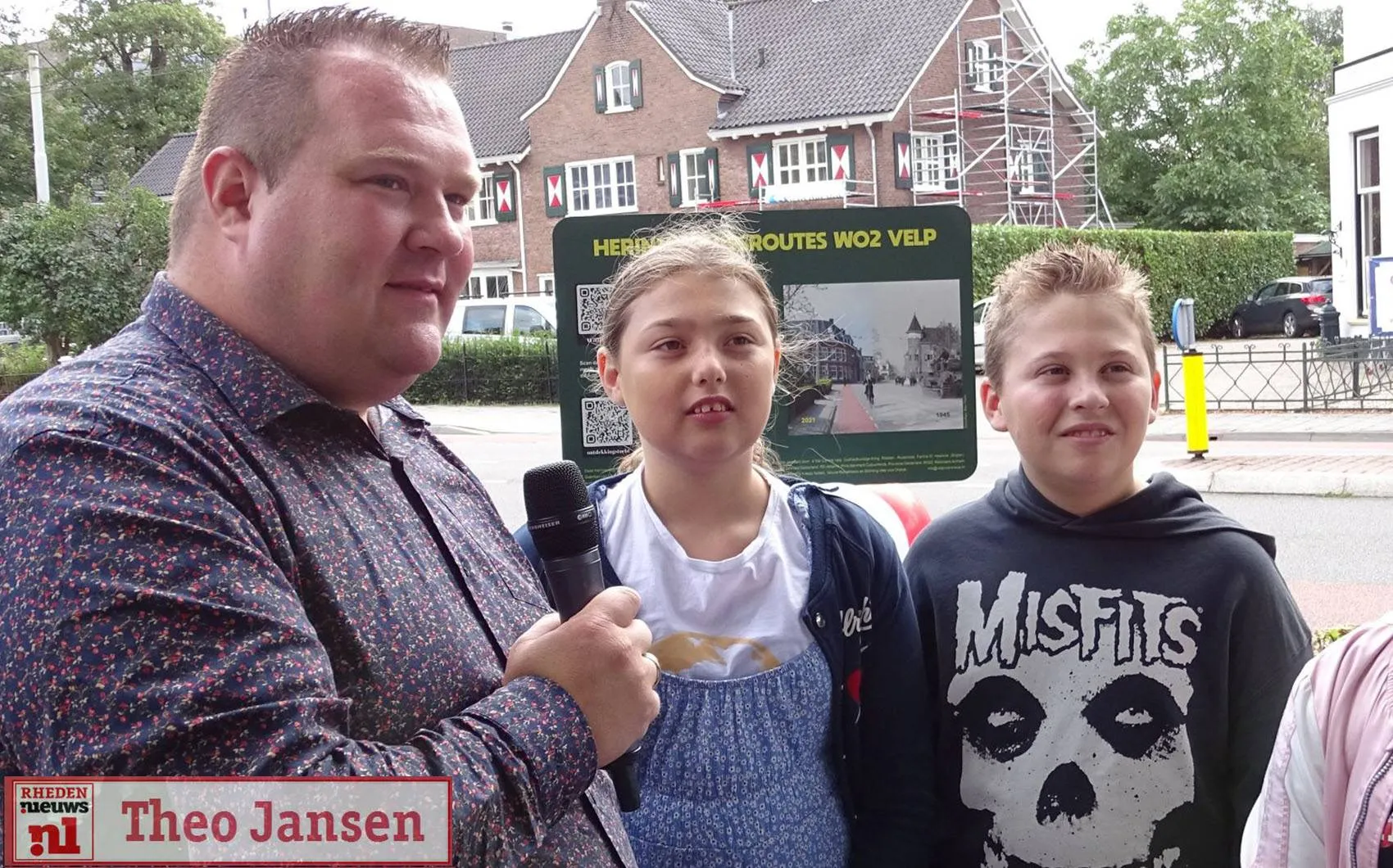 remco ulrich en leerlingen bij start herinneringsroutes in augustus 2021