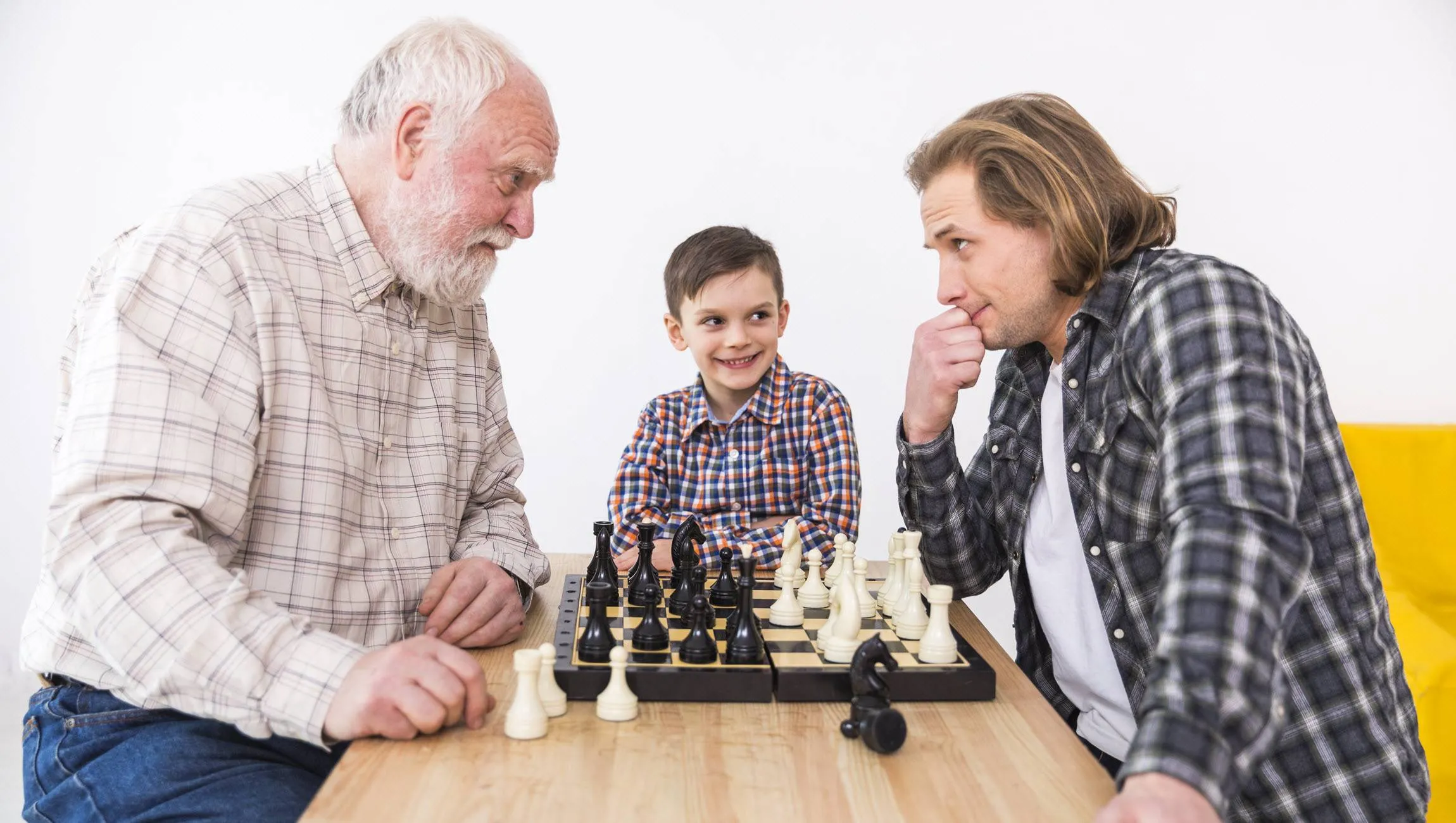 vader met zoon spelen schaak