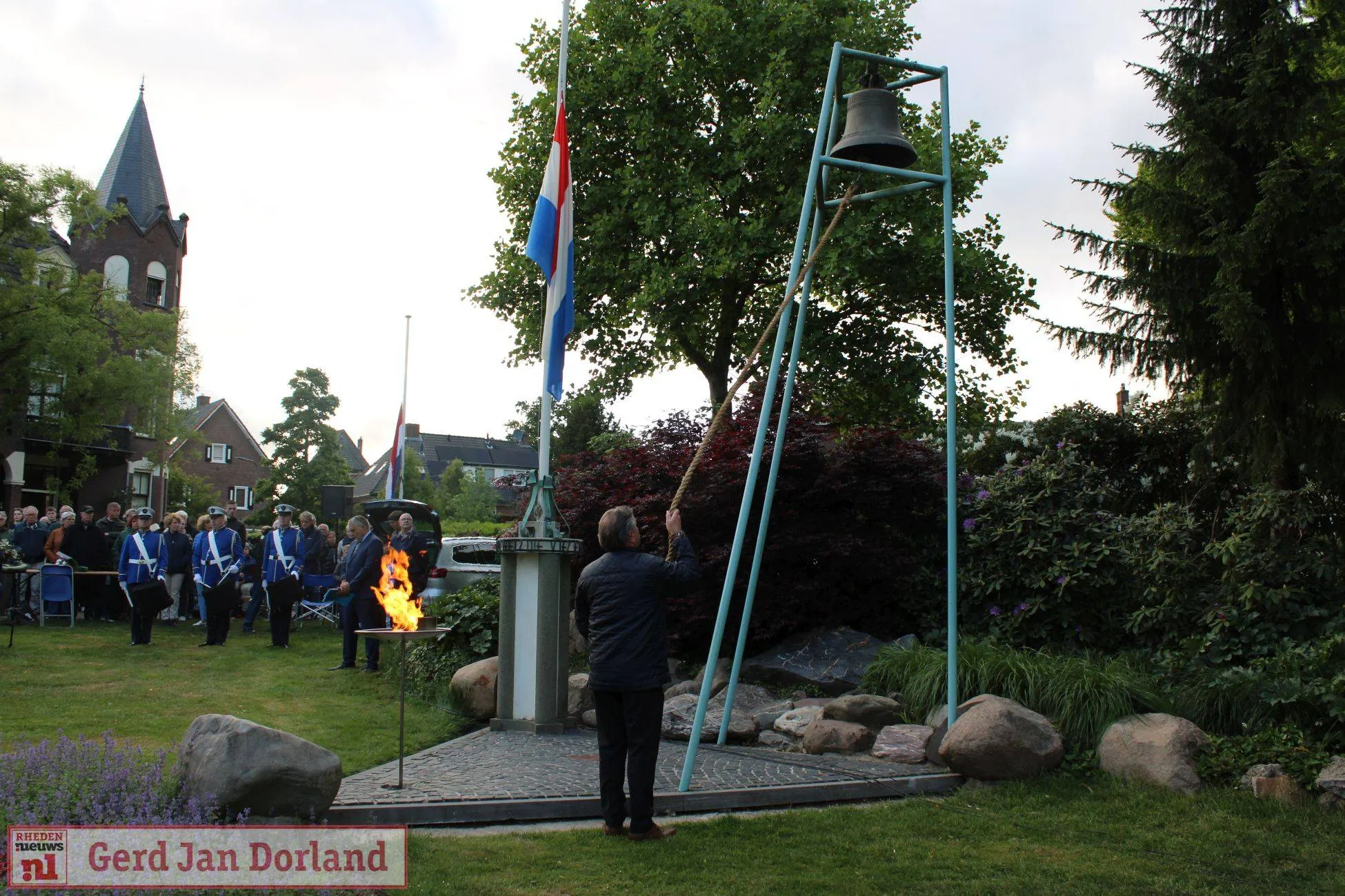 indrukwekkende dodenherdenking in velp jong en oud herdenken samen 04 05 2025 16