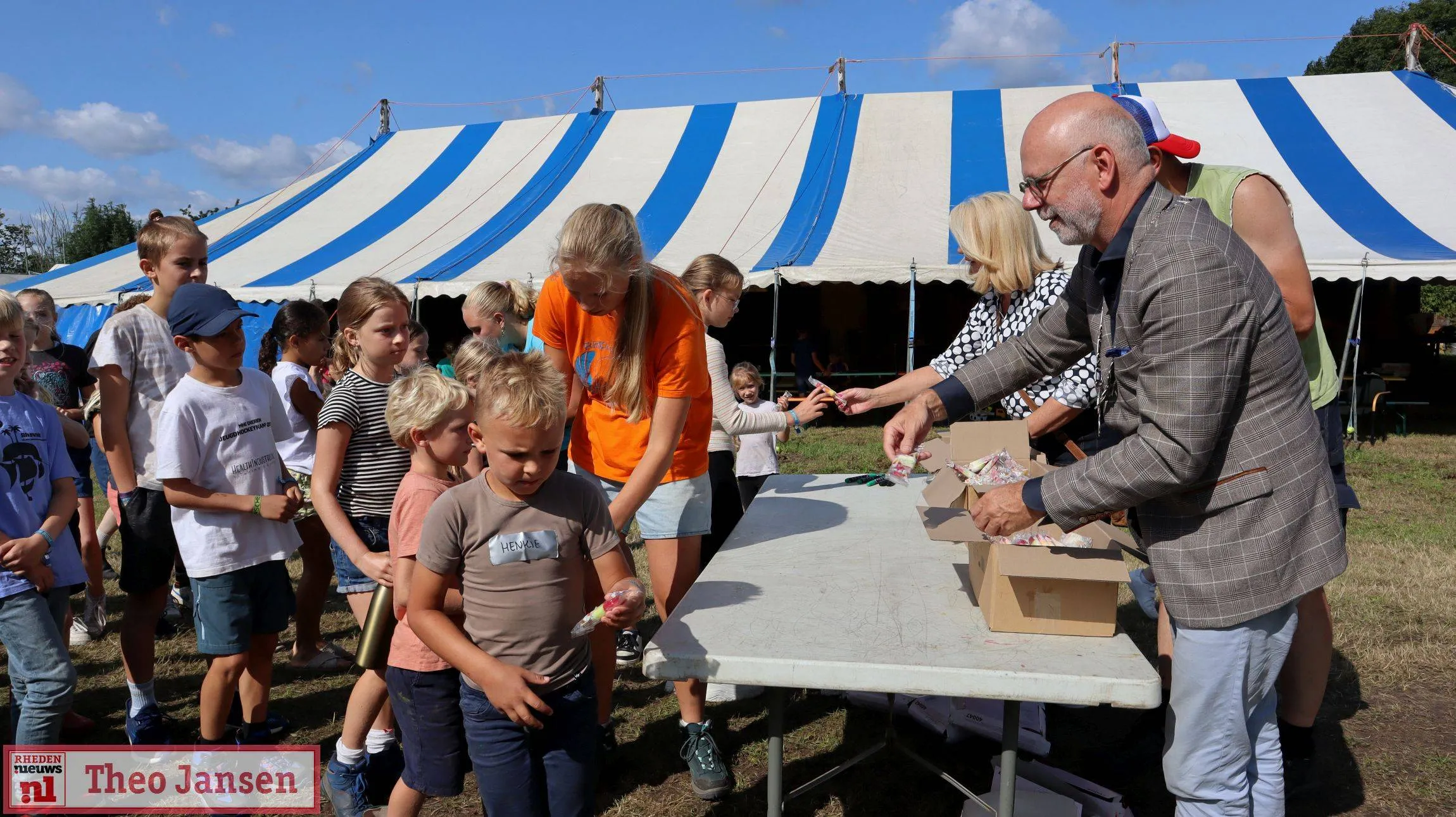 Burgemeester Carol van Eert trakteert kinderen van Rhevak op ijsjes tijdens feestelijke bouwweek 05-08-2025 (6)