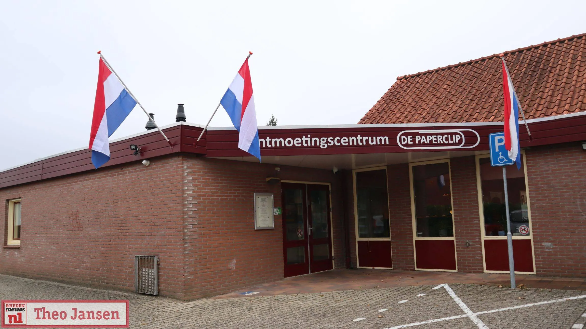 Nieuwe vitrinekasten in De Paperclip in Velp onthuld door wethouder Ronald ter Hoeven 27-09-2025 (16)