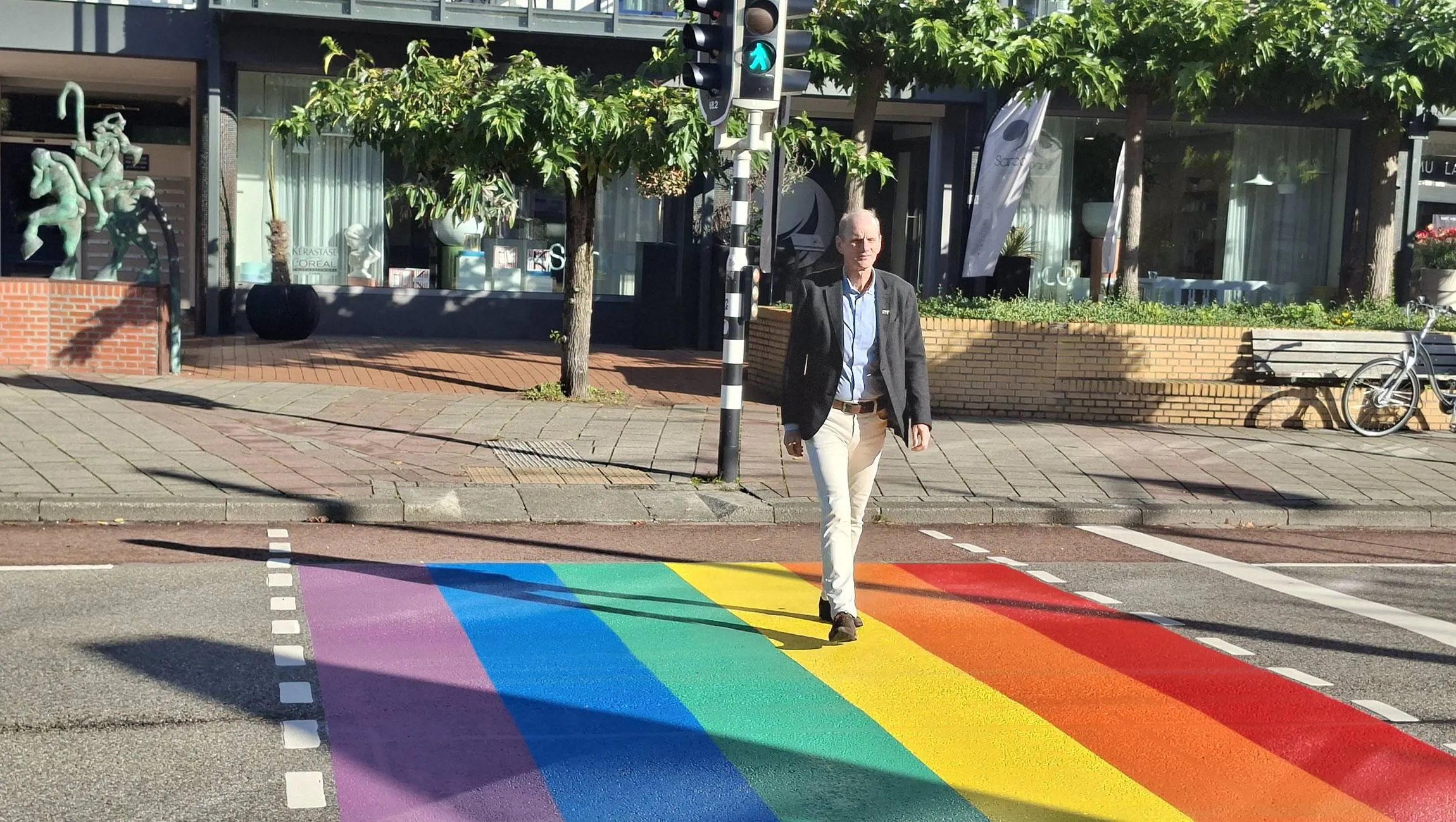 Regenboogoversteek als symbool voor inclusie op de Hoofdstraat in Velp