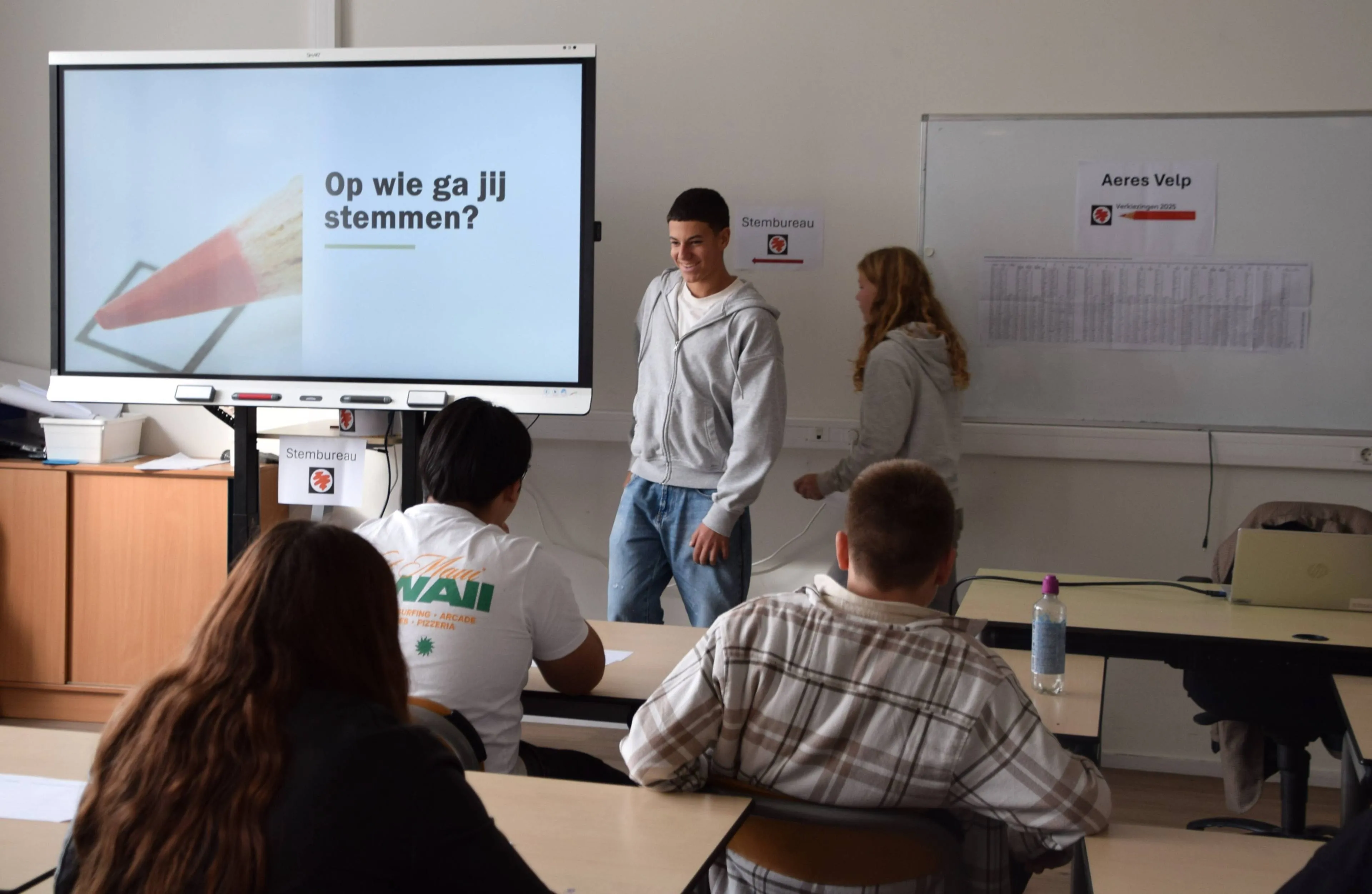 klas 3b stemt om de beurt in het stemhokje - Marjanne Eikelboom