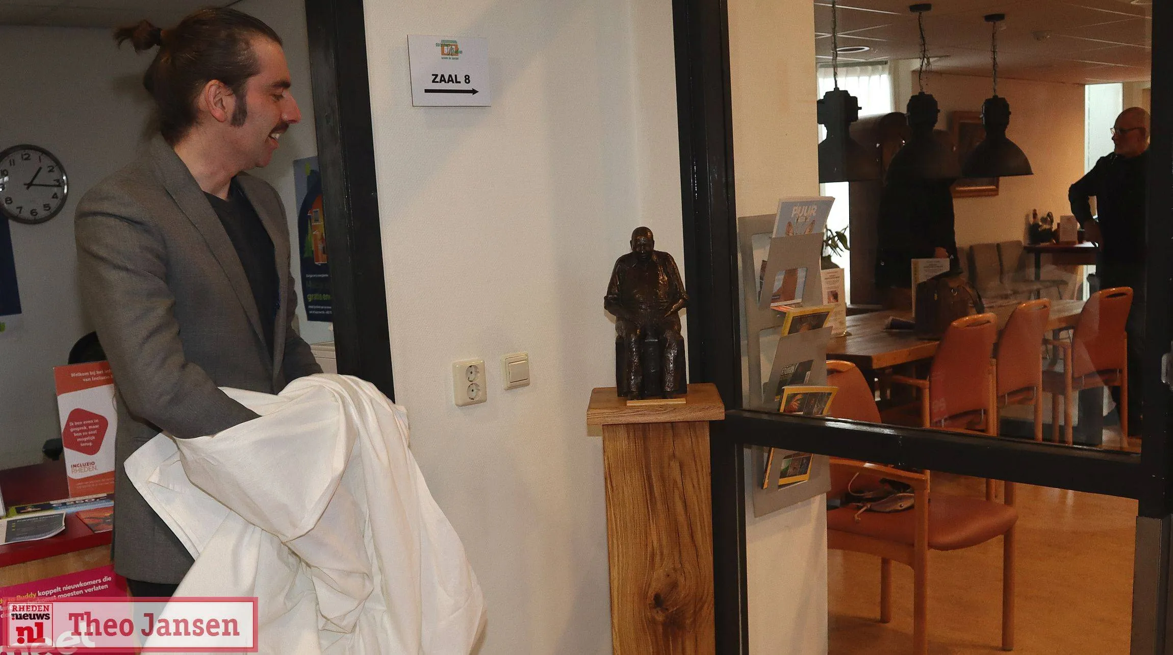 Bronzen beeldje van Jan Lankwarden officieel onthuld 13-11-2025 (1)