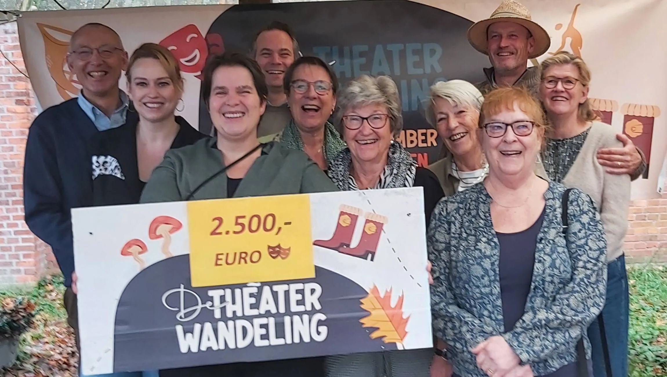 Overhandiging cheque Theaterwandeling 2025 alle goede doelen