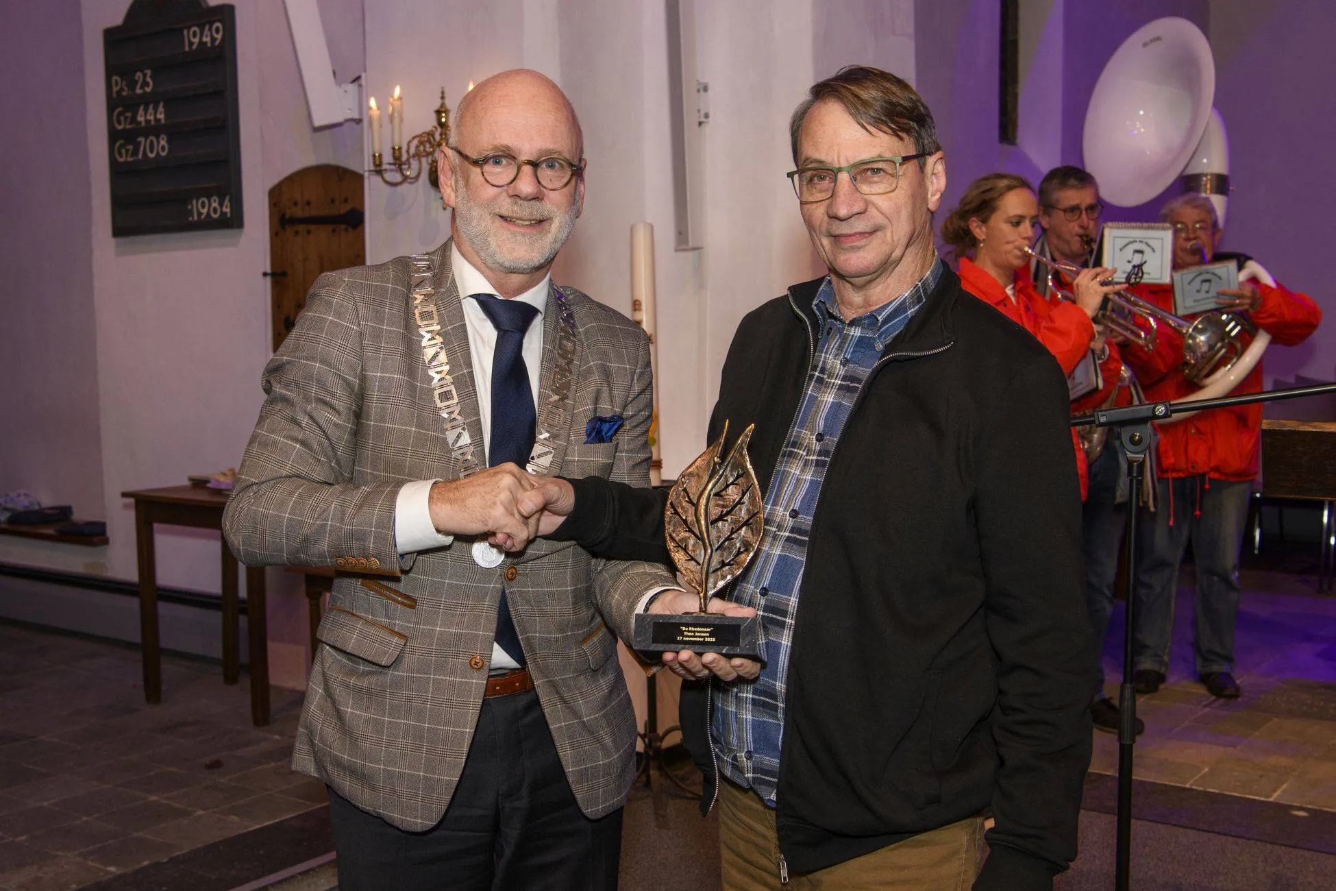 Vrijwillig fotograaf Theo Jansen ontvangt gemeentelijke onderscheiding De Rhedenaar 27-11-2025 (0)