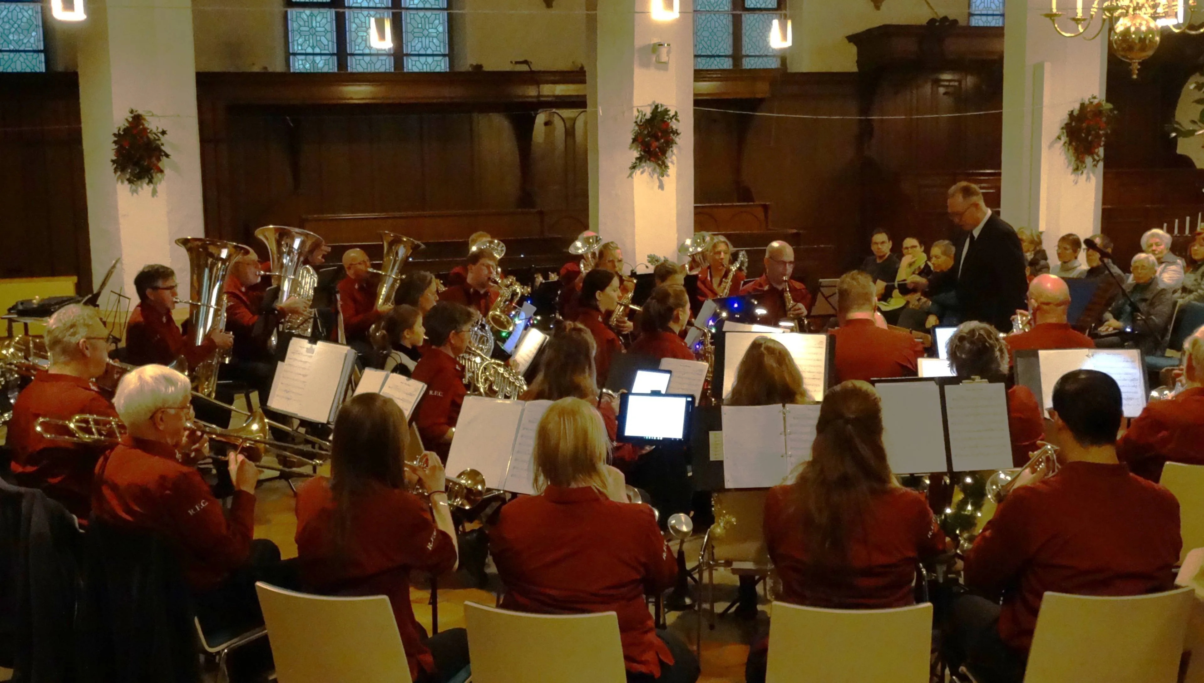 Bomvolle Dorpskerk Rheden bij kerstconcert Rhedens Fanfare Corps14-12-2025 (1)