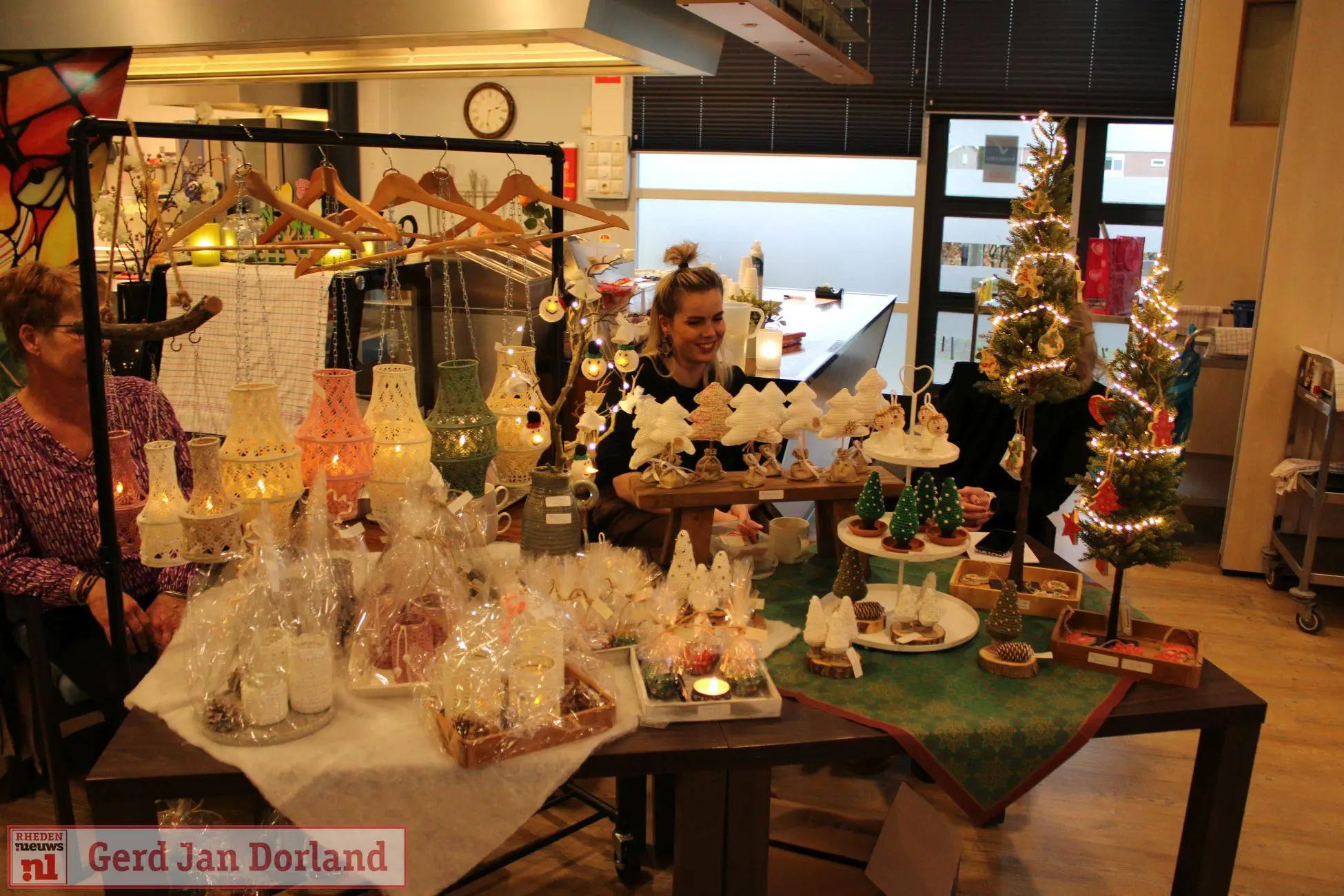 Kerstmarkt bij Rhederhof zorgt voor warme middag vol samenzijn 07-12-2025 (2)