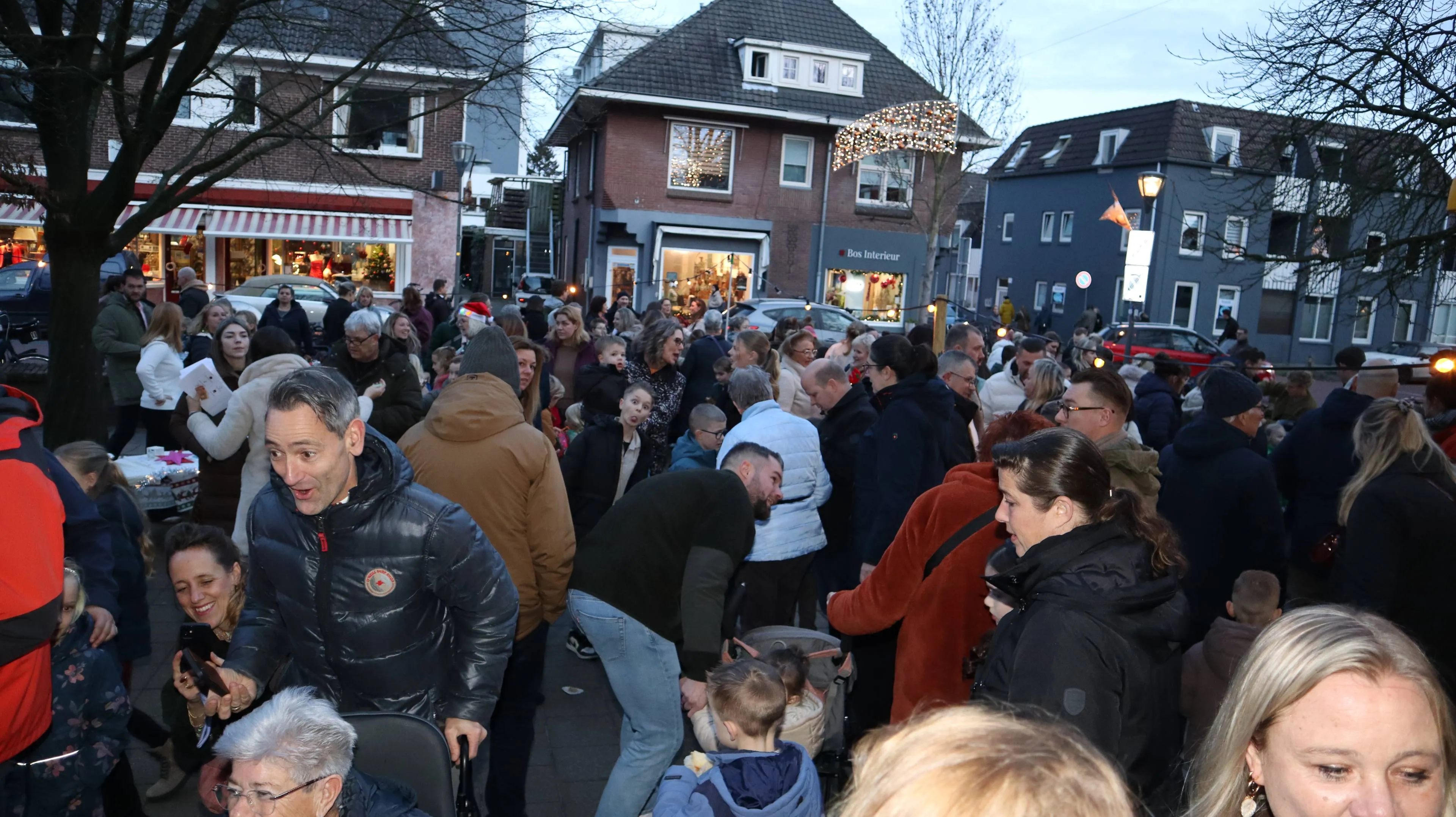 Kerstmarkt Fredericusschool druk bezocht en levert mooie opbrengst op 18-12-2025 (9)