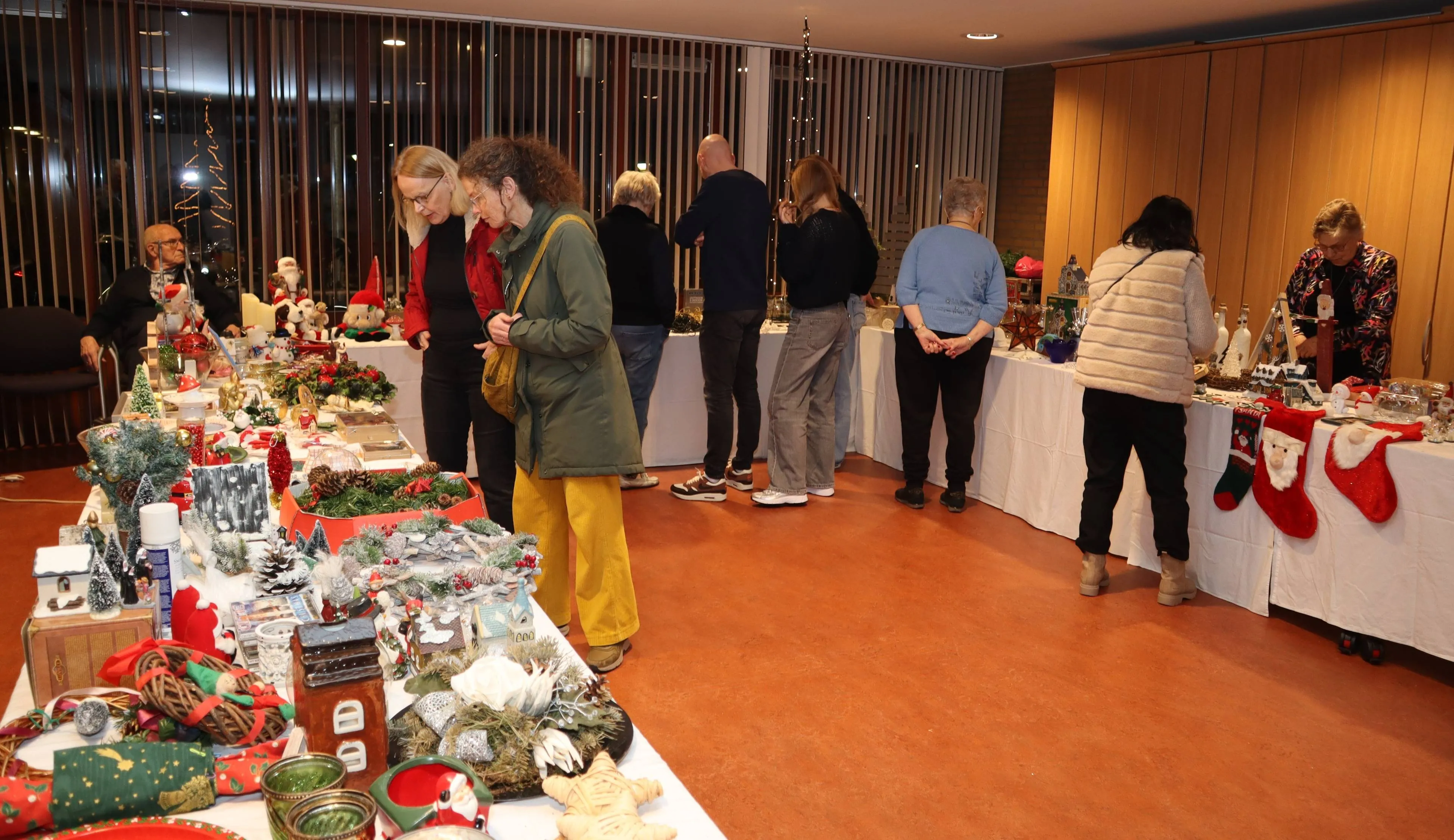 Wintermarkt in De Ulenpas trekt veel bezoekers in Velp 13-12-2025 (1)