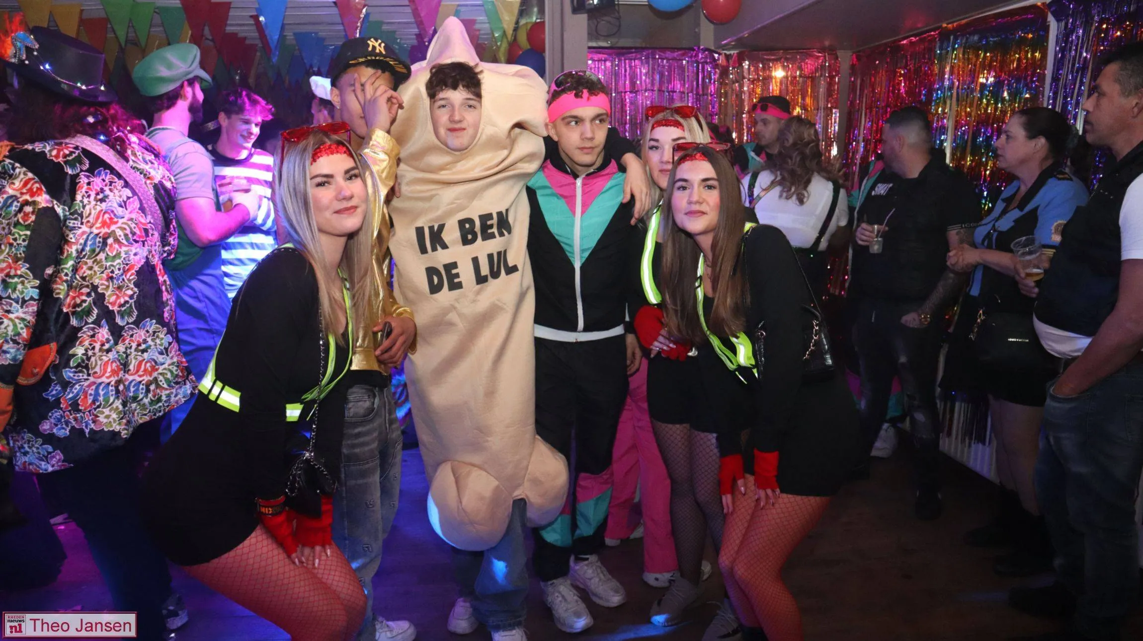 Carnaval in Dieren van start met ‘het hijsen van de pop’ en uitverkochte Hollandse Avond 14-2-26 (16)