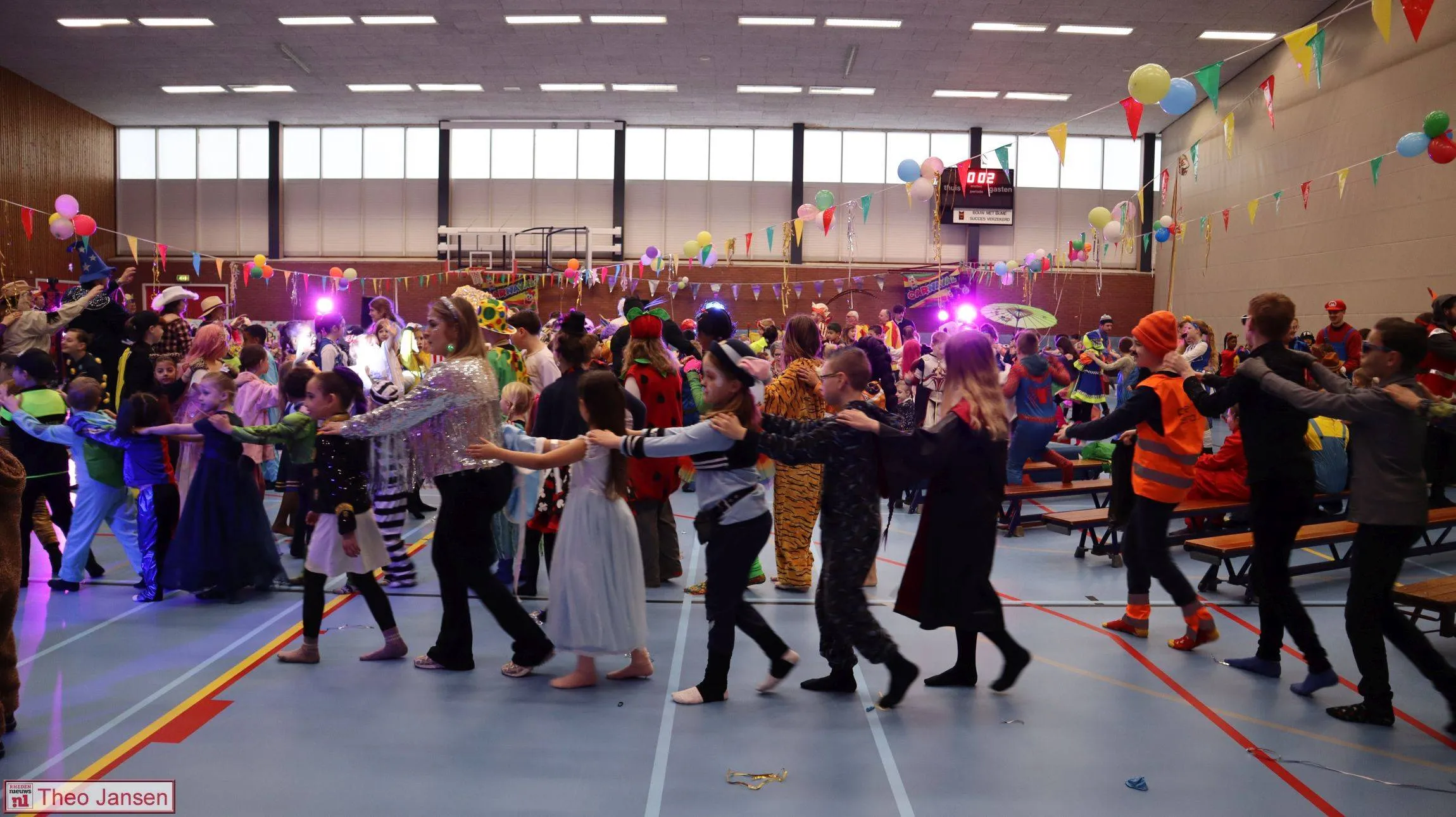 Carnavalsoptocht en feest in de Dumpel Fredericus- en Roncallischool 13-2-26  000 (1)