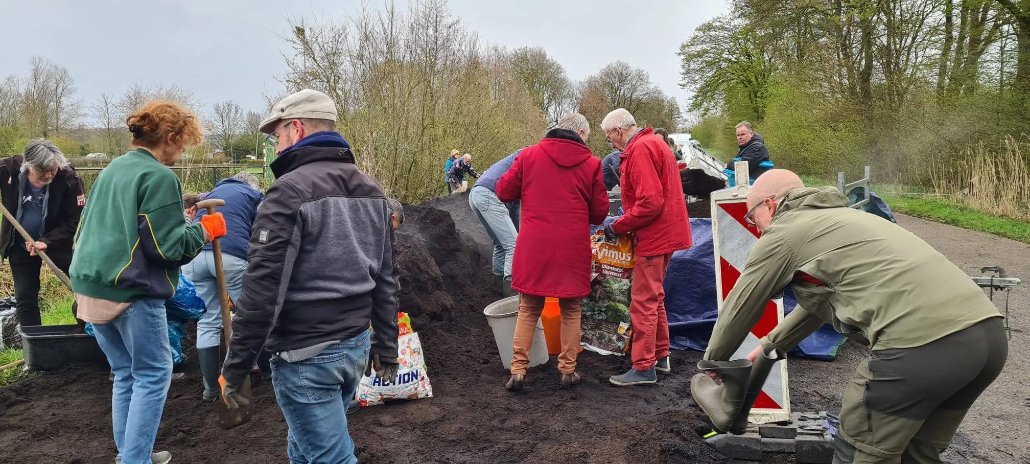 Weer overweldigende belangstelling voor gratis compost in Velp en Dieren 28-03-2026 (1)