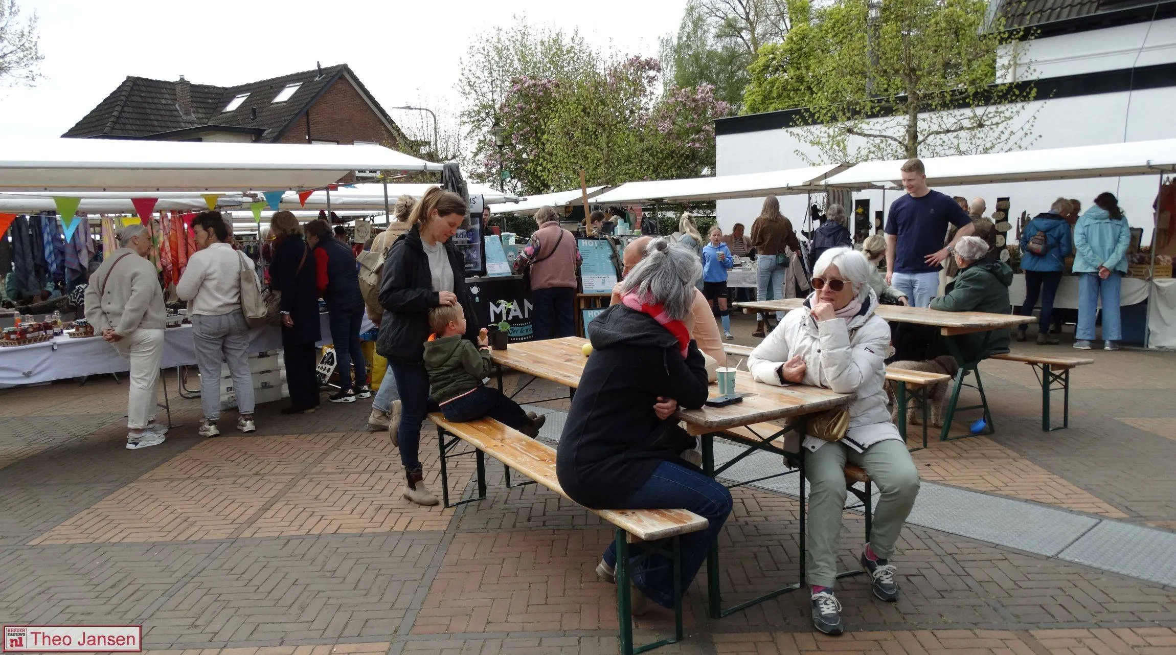 Dorpsmarkt op Amaliahoek in De Steeg trekt veel bezoekers (6)