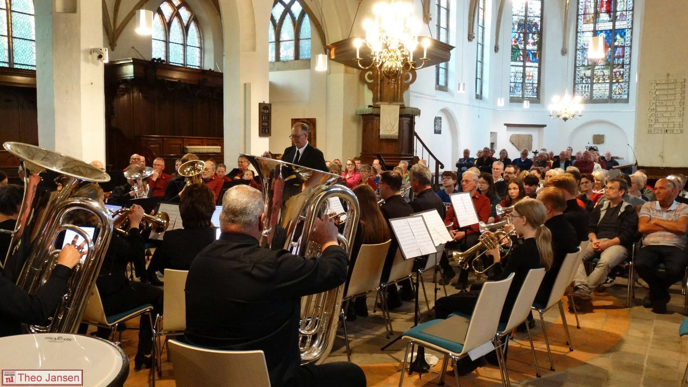 Rhedens Fanfare Corps en Hanze Brass geven sfeervol voorjaarsconcert in Dorpskerk 09-05-2026 (13)