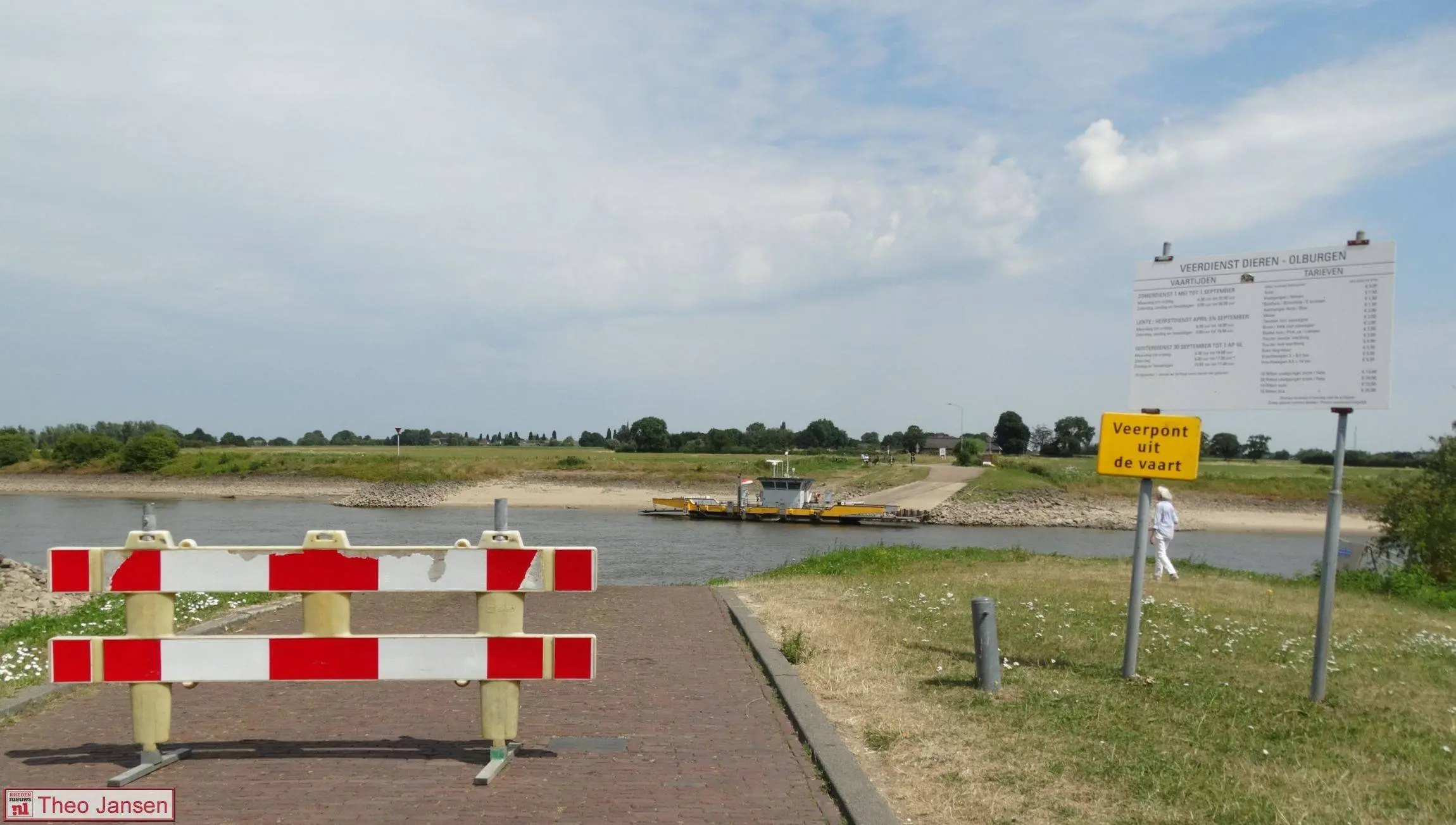 Lage waterstand legt veerponten Dieren-Olburgen 16-7-26 (1)
