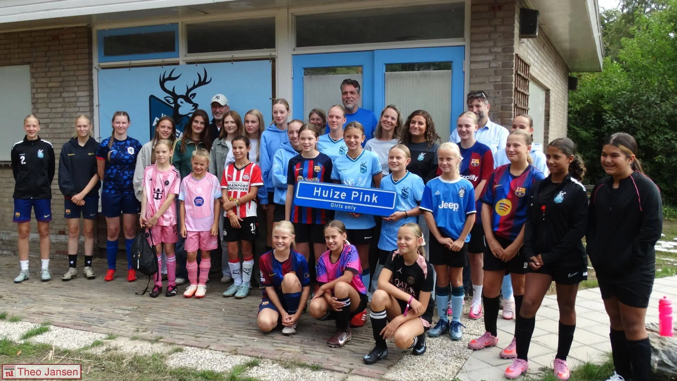 VV Pinkenberg opent eigen vrouwenkleedkamer ‘Huize Pink’ op De Pinkenberg 23-8-26 (12)