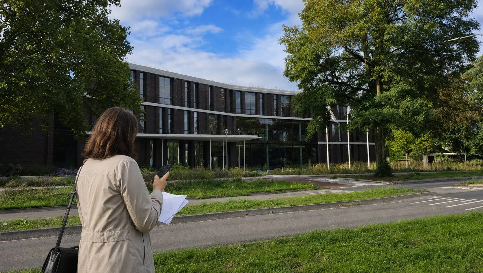 Gemeentehuis Rheden met vrouw