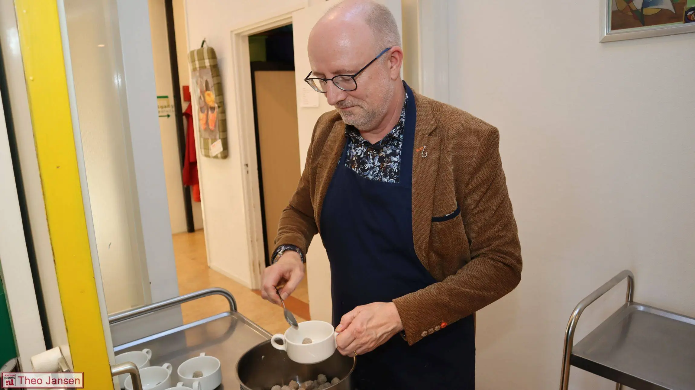 Dorpswethouder Cyril Weijers helpt mee bij Het Rhedens Maal 14-10-2026 (0)