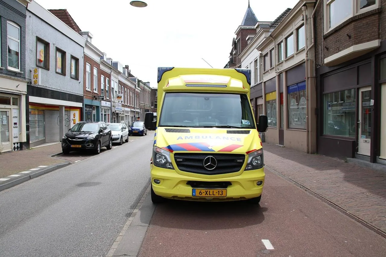 ambulance 4666213 1280
