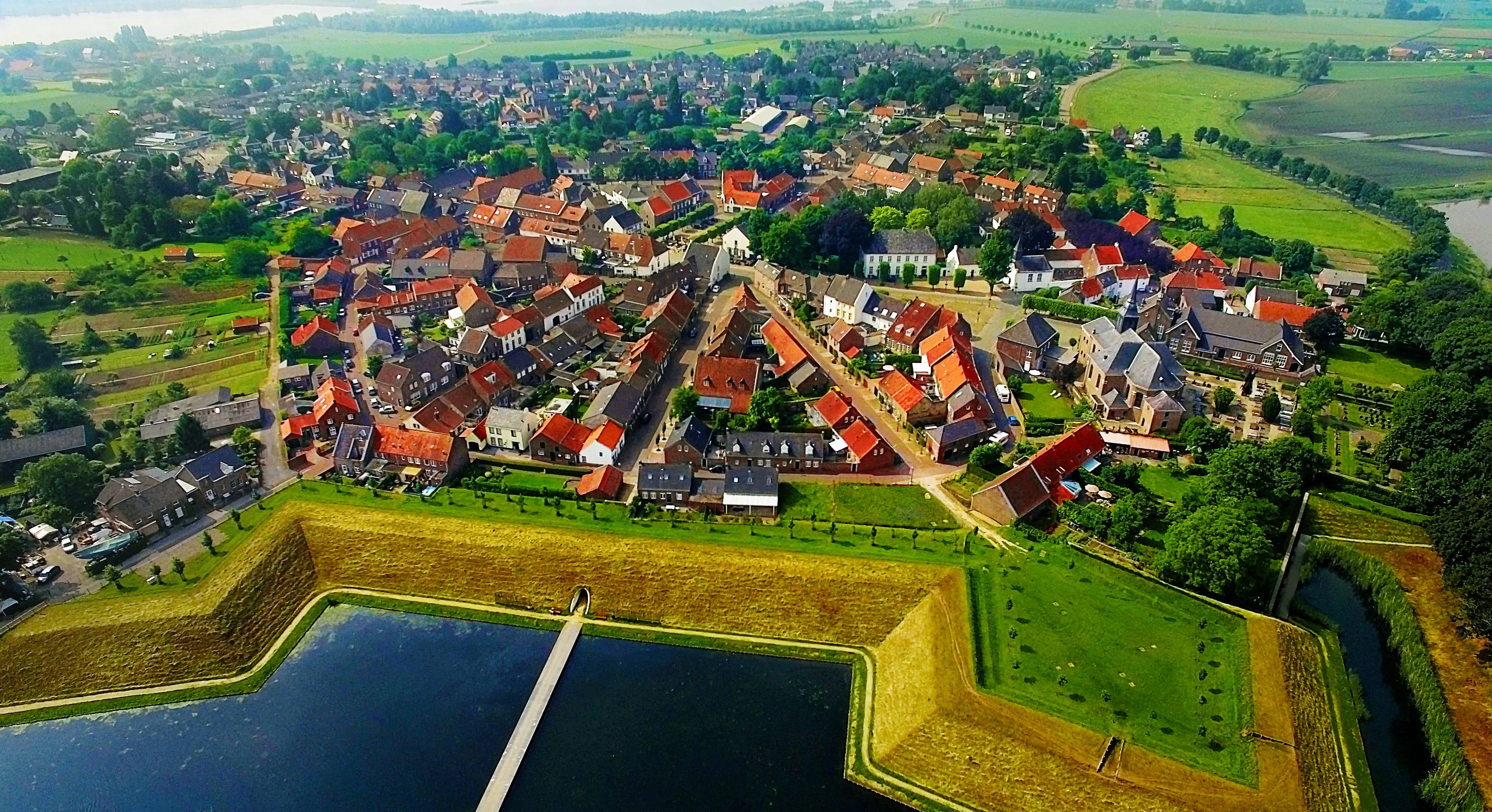 ©HartvanLimburg Lucht foto Stevensweert met deel vestingwerken