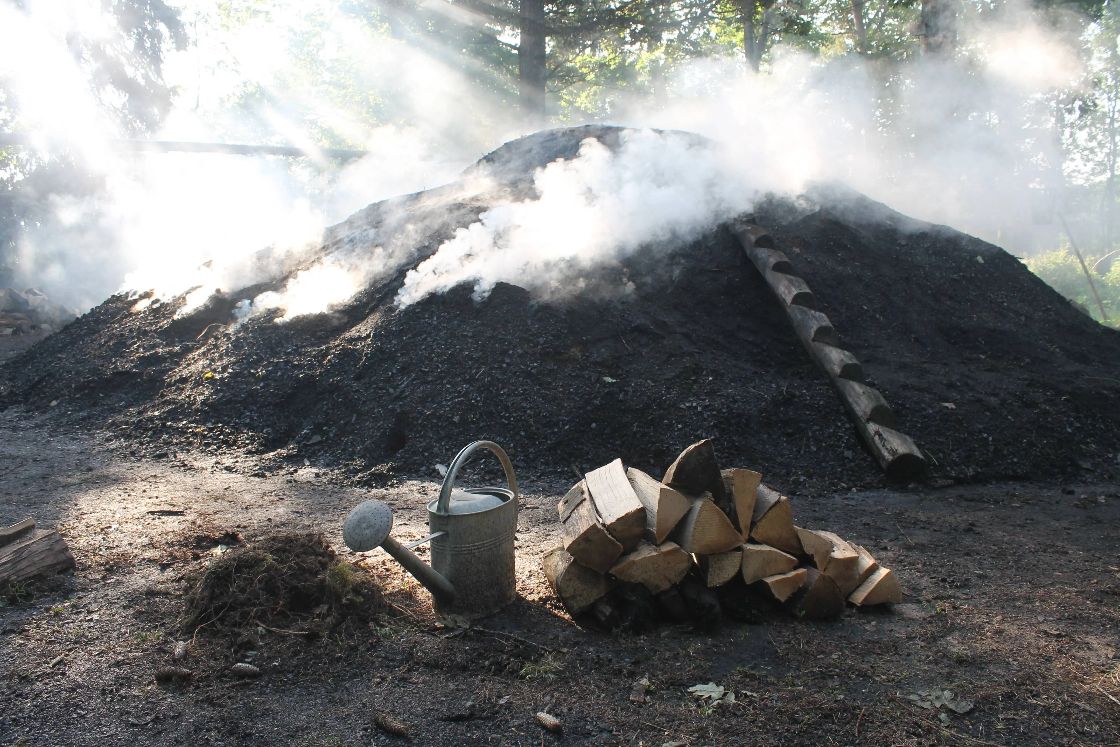 Houtskoolmeiler in de Eifel foto Olaf Op den Kamp