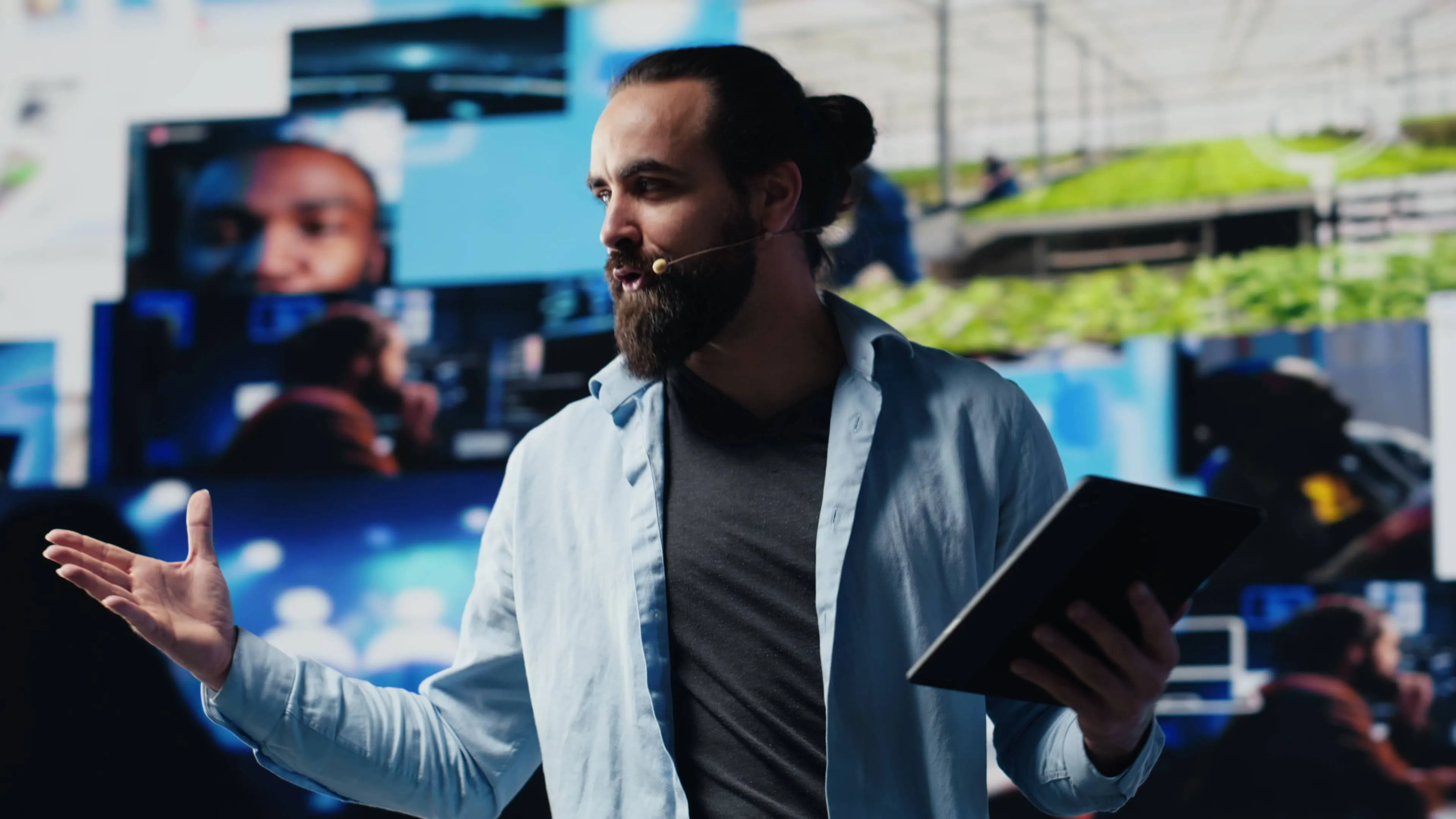 male-cool-it-expert-hosting-live-convention-with-hands-free-microphone (1)