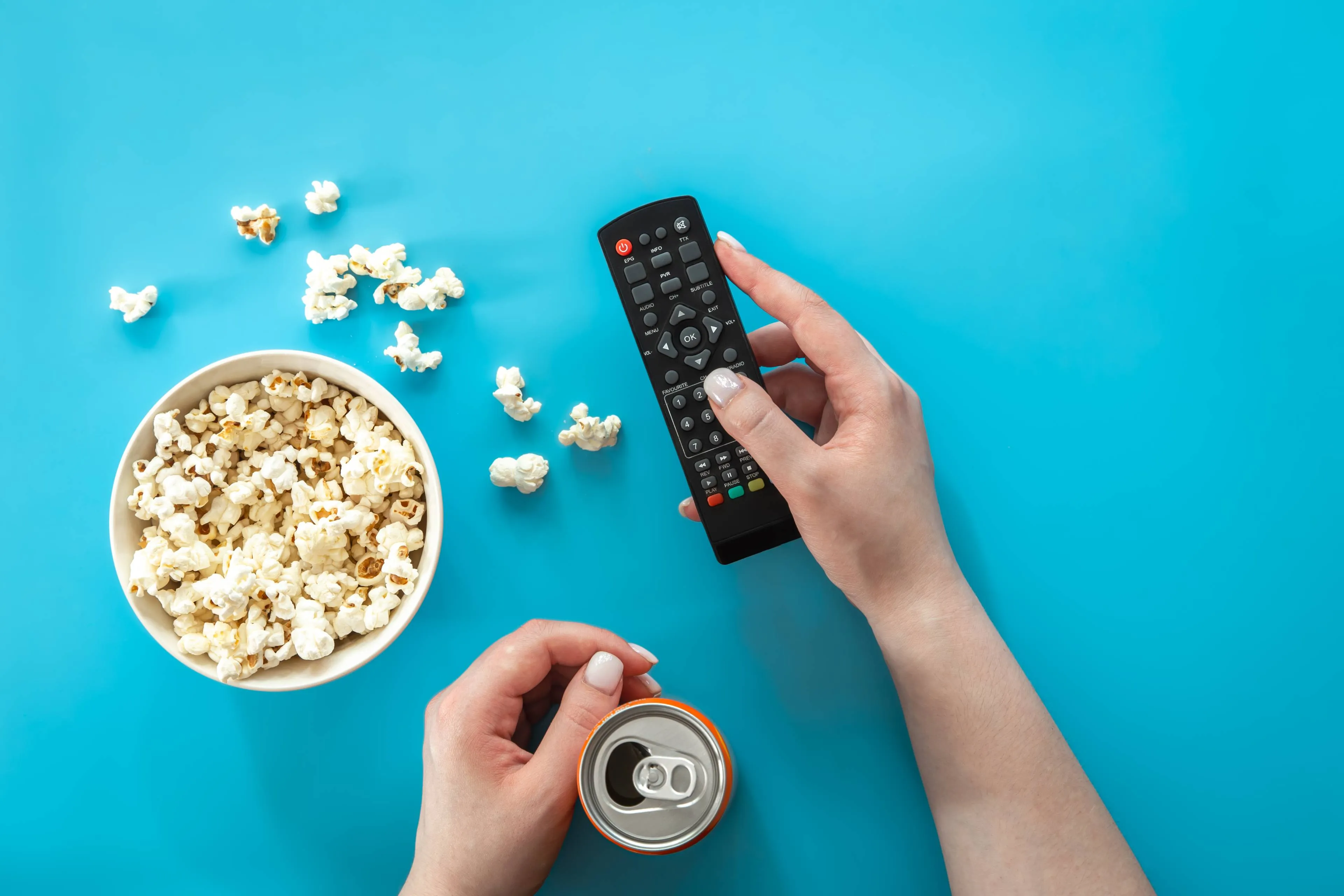 watching-movies-with-popcorn-blue-background-flat-lay