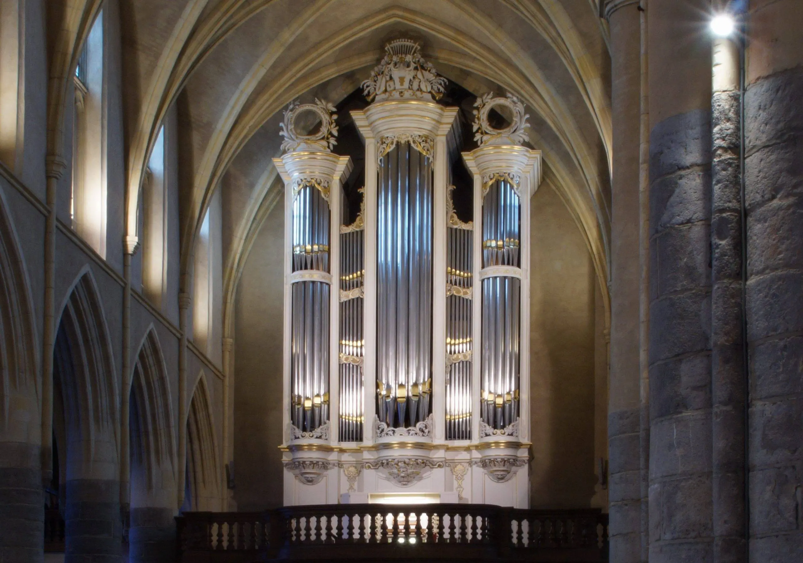 Roermond-Kathedraal-2018-11-27-03-234x164-1-scaled