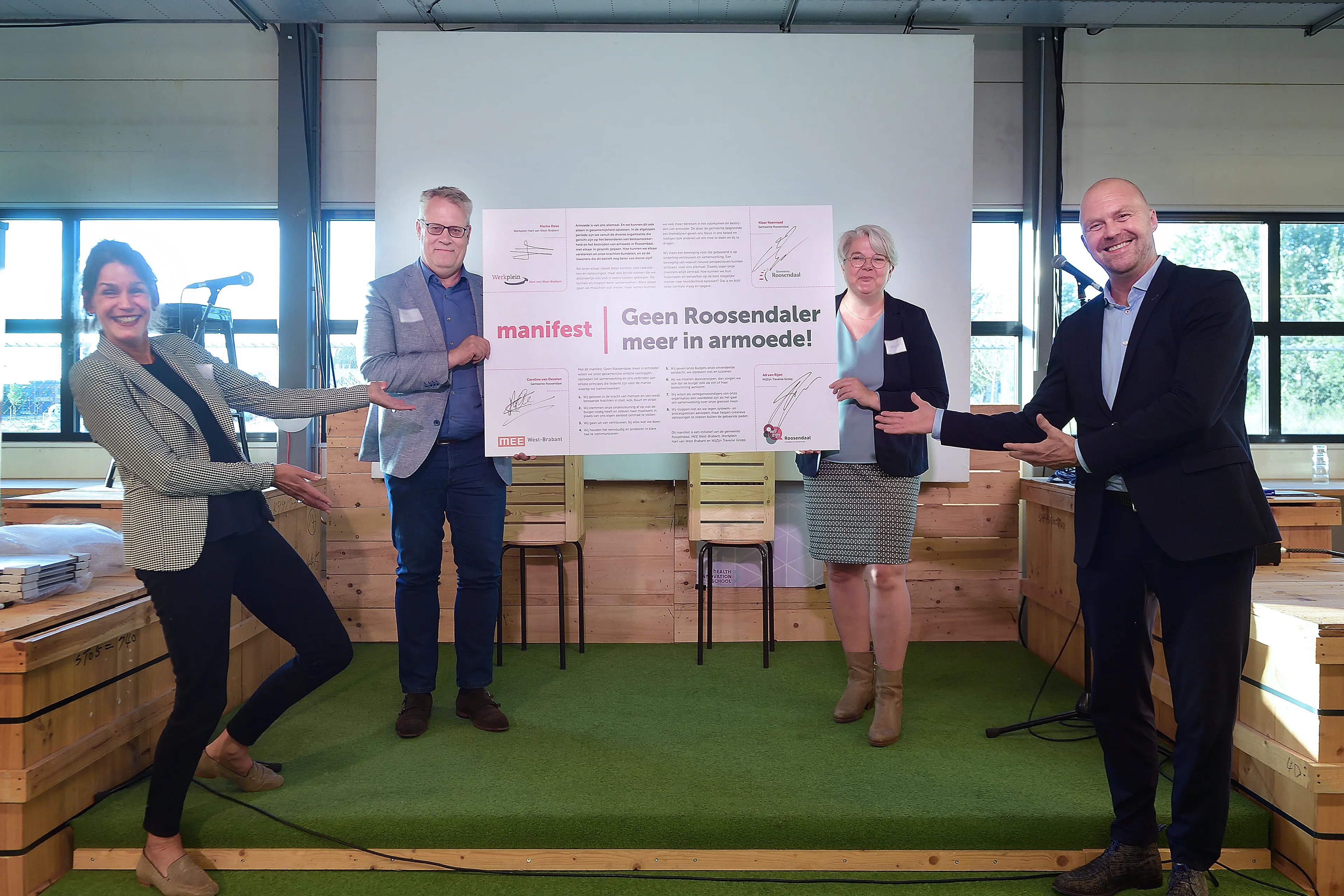 foto ondertekening manifest geen roosendaler meer in armoede