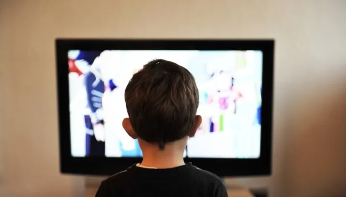 kind voor de tv