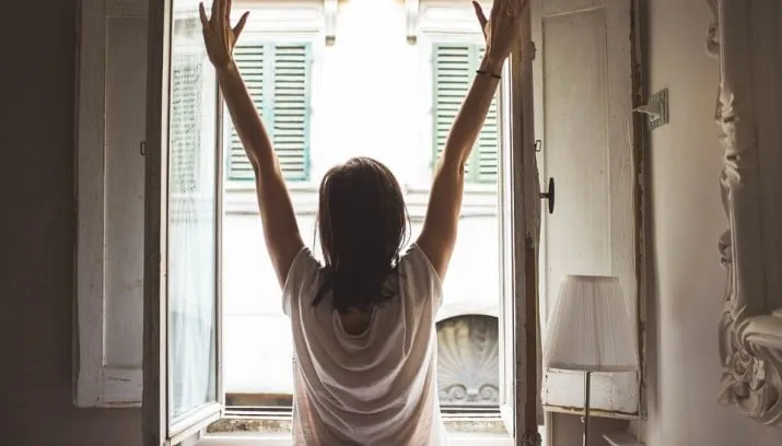 vrouw wordt wakker