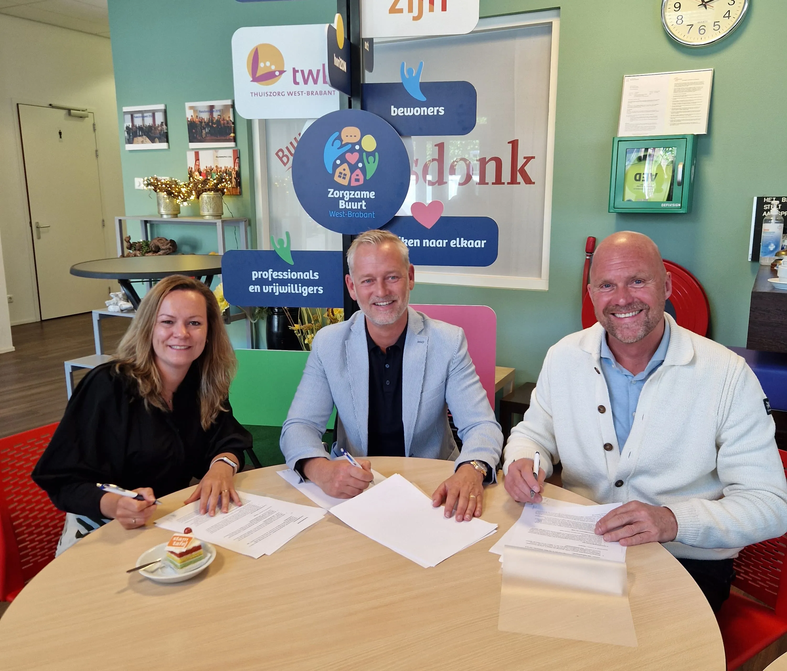 tekenmoment stamtafels 8 mei 2025 vlnr wethouder evelien van der star christ jan danen twb ad van rijen wijzijn