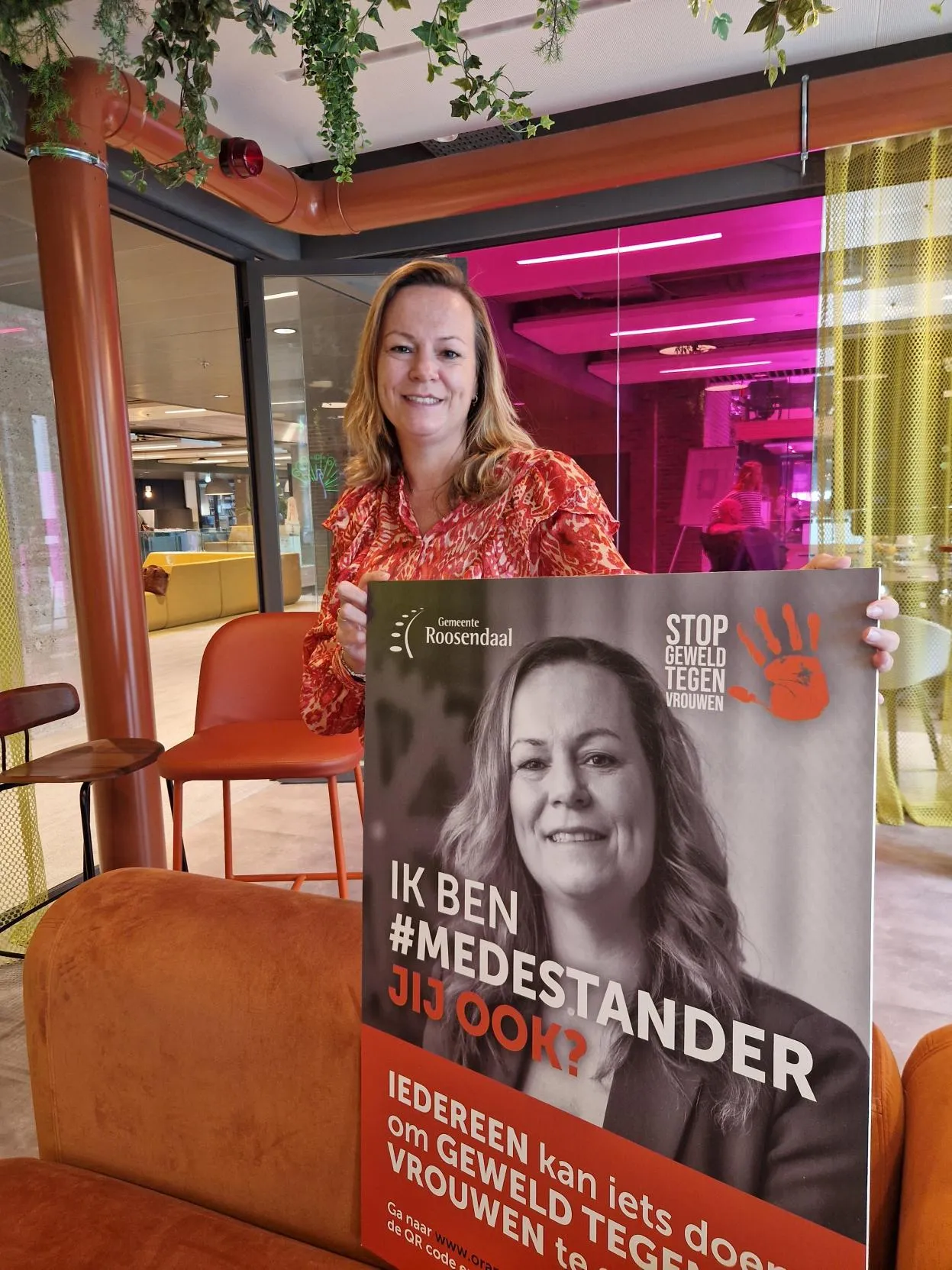 Wethouder Evelien van der Star - Orange the World staand