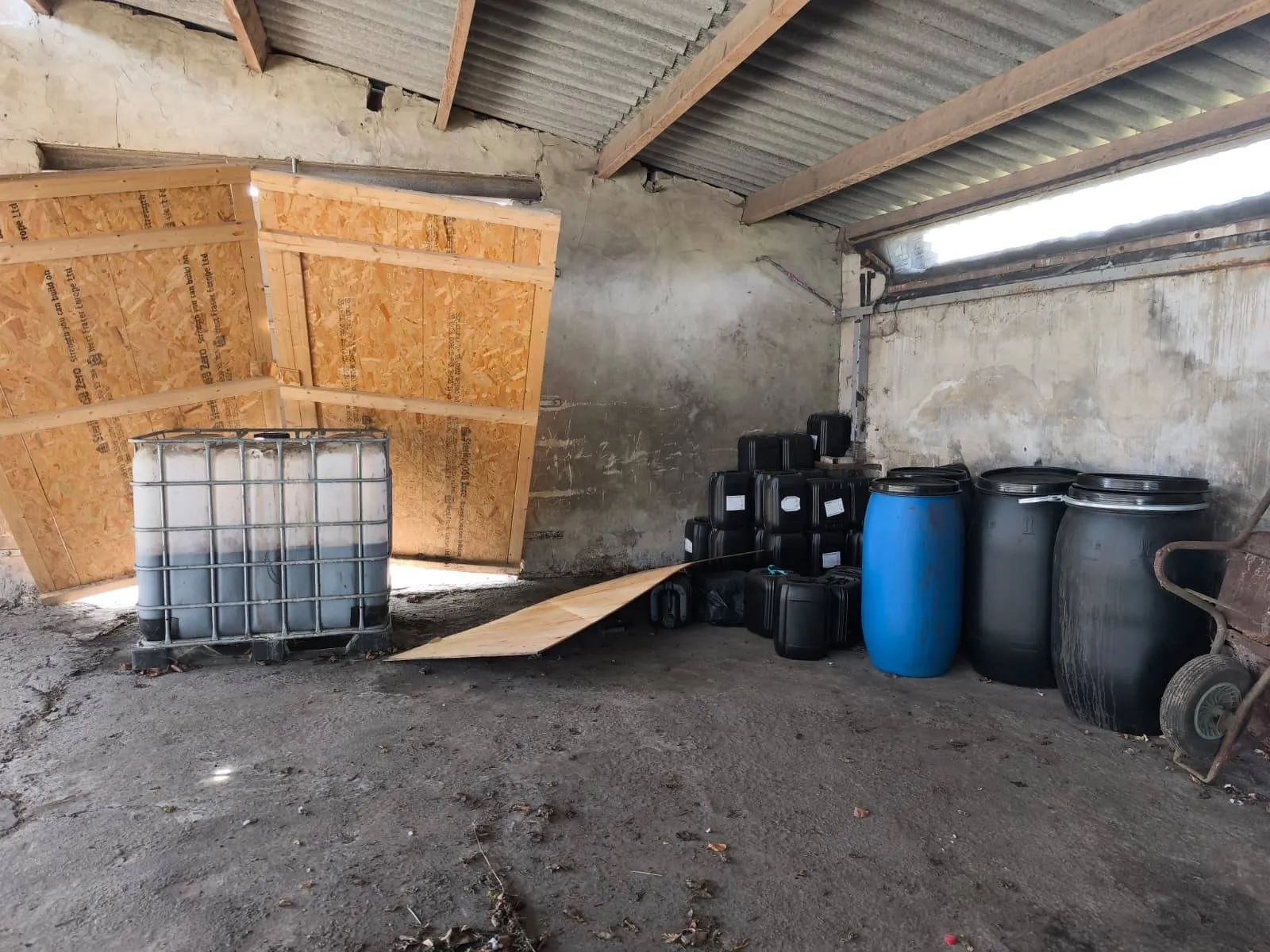 20260416 opslag grondstoffen drugs in Moerstraten