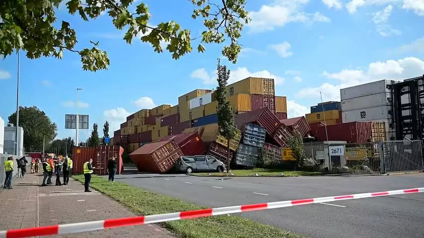 windstoten-tot-100-kilometer-per-uur-containers-waaien-op-autos-in-rotterdam