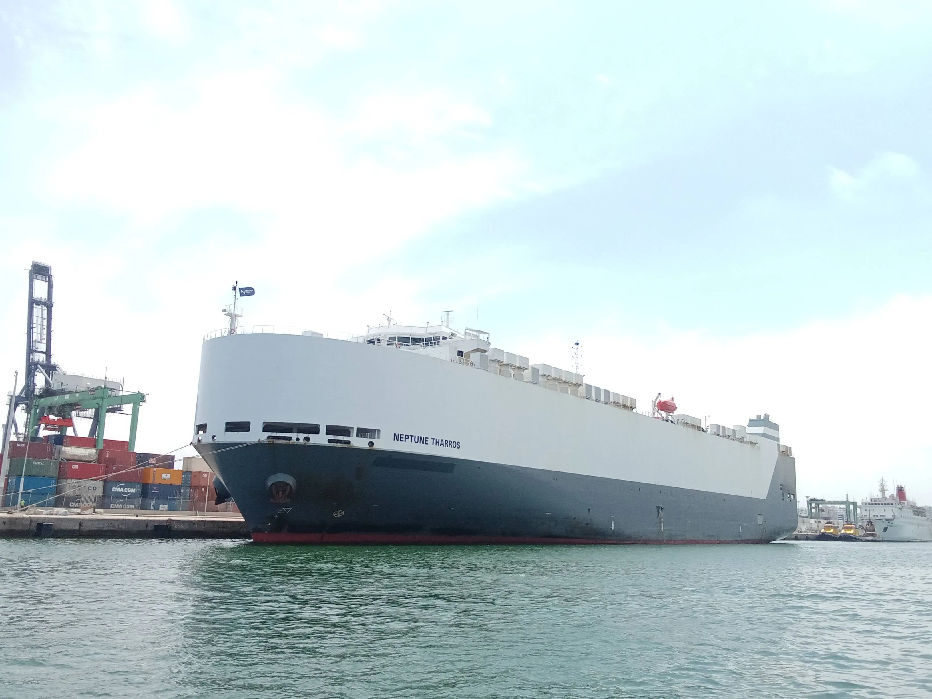 Car_carrier_NEPTUNE_THARROS_à_quai