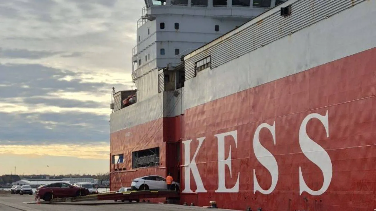 19142-kess-vessel-medium