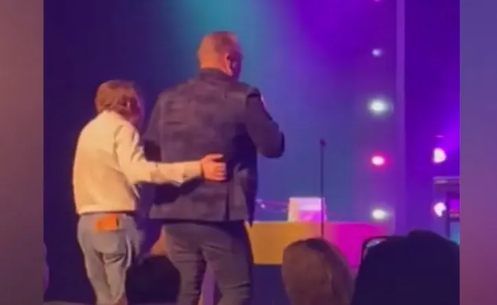 ZIEN: Fan klimt podium op, wil Frans Bauer niet meer loslaten en knijpt in zijn billen