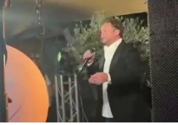 Bizarre beelden: Tino Martin treedt stomdronken op