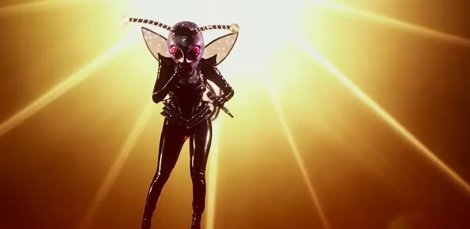 Schokkende beelden: Deelnemer Masked Singer stikt bijna