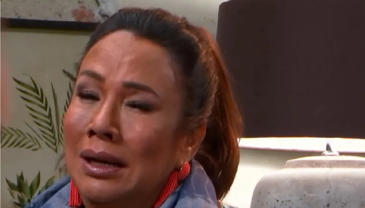 Absurde beelden: Patty Brard loopt in ondergoed uitzending van Shownieuws binnen