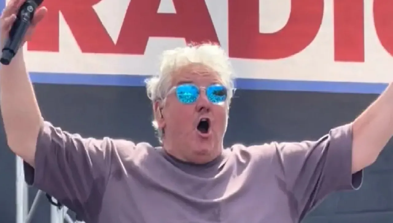 René Froger 'stomdronken' op het podium (video)
